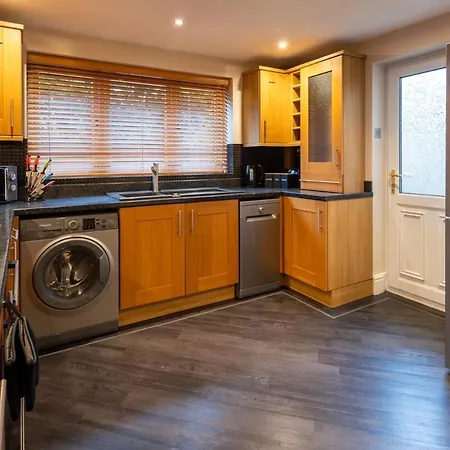 Modern 5-bedroom Home, Guests 7, Secure Parking And Fast Wi-fi, Ideal For Families & Contractors * Bristol
