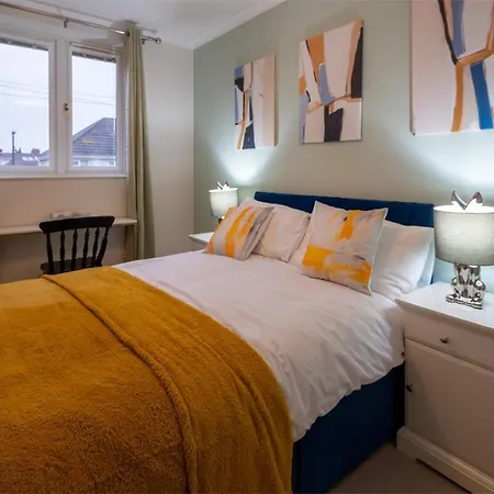 Casa de Férias Modern 5-bedroom Home, Guests 7, Secure Parking And Fast Wi-fi, Ideal For Families & Contractors