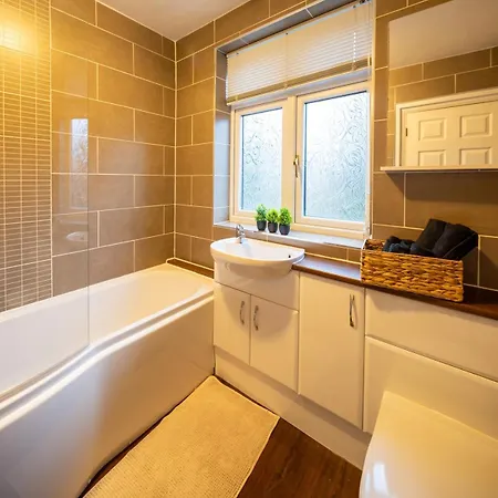 Modern 5-bedroom Home, Guests 7, Secure Parking And Fast Wi-fi, Ideal For Families & Contractors