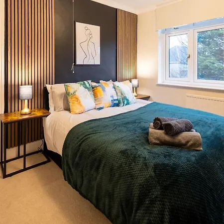 בית נופש Modern 5-bedroom Home, Guests 7, Secure Parking And Fast Wi-fi, Ideal For Families & Contractors