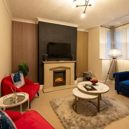 Modern 5-bedroom Home, Guests 7, Secure Parking And Fast Wi-fi, Ideal For Families & Contractors Casa de Férias *