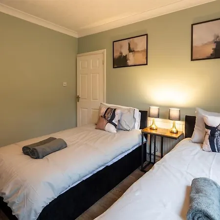 Casa de Férias Modern 5-bedroom Home, Guests 7, Secure Parking And Fast Wi-fi, Ideal For Families & Contractors *