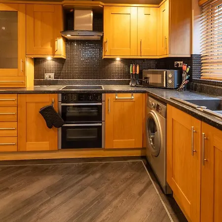 בית נופש Modern 5-bedroom Home, Guests 7, Secure Parking And Fast Wi-fi, Ideal For Families & Contractors בריסטול
