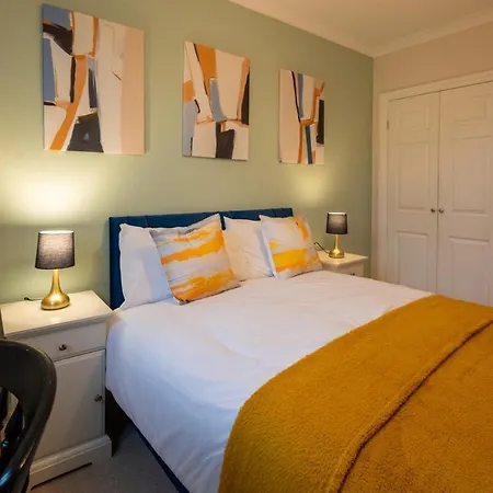 Modern 5-bedroom Home, Guests 7, Secure Parking And Fast Wi-fi, Ideal For Families & Contractors בית נופש בריסטול