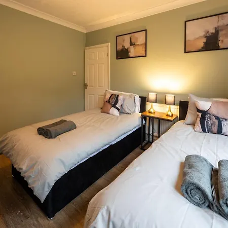 Modern 5-bedroom Home, Guests 7, Secure Parking And Fast Wi-fi, Ideal For Families & Contractors *