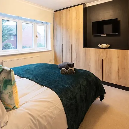 Modern 5-bedroom Home, Guests 7, Secure Parking And Fast Wi-fi, Ideal For Families & Contractors *