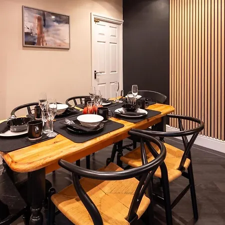 בית נופש Modern 5-bedroom Home, Guests 7, Secure Parking And Fast Wi-fi, Ideal For Families & Contractors *