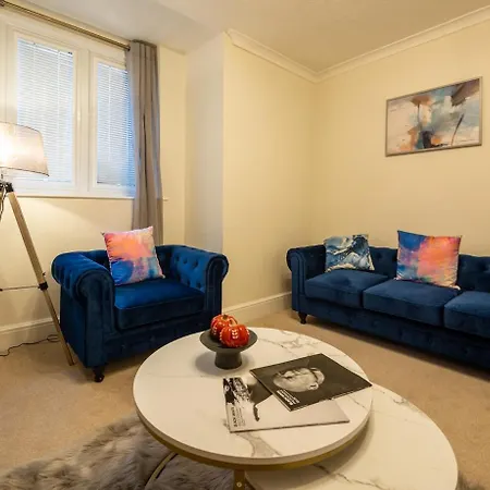 בית נופש Modern 5-bedroom Home, Guests 7, Secure Parking And Fast Wi-fi, Ideal For Families & Contractors בריסטול