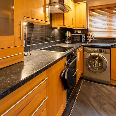 Modern 5-bedroom Home, Guests 7, Secure Parking And Fast Wi-fi, Ideal For Families & Contractors *