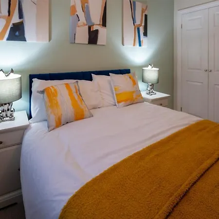 Modern 5-bedroom Home, Guests 7, Secure Parking And Fast Wi-fi, Ideal For Families & Contractors * بريستول