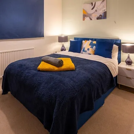 Modern 5-bedroom Home, Guests 7, Secure Parking And Fast Wi-fi, Ideal For Families & Contractors Nyaraló *