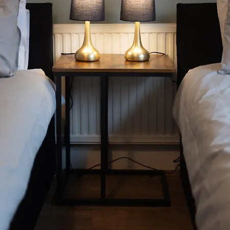 Modern 5-bedroom Home, Guests 7, Secure Parking And Fast Wi-fi, Ideal For Families & Contractors *