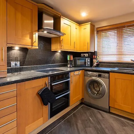 Modern 5-bedroom Home, Guests 7, Secure Parking And Fast Wi-fi, Ideal For Families & Contractors بريستول