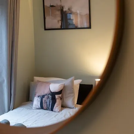 Modern 5-bedroom Home, Guests 7, Secure Parking And Fast Wi-fi, Ideal For Families & Contractors * بريستول