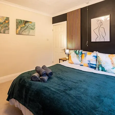 Modern 5-bedroom Home, Guests 7, Secure Parking And Fast Wi-fi, Ideal For Families & Contractors بيت للعطل