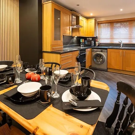 Modern 5-bedroom Home, Guests 7, Secure Parking And Fast Wi-fi, Ideal For Families & Contractors Nyaraló *