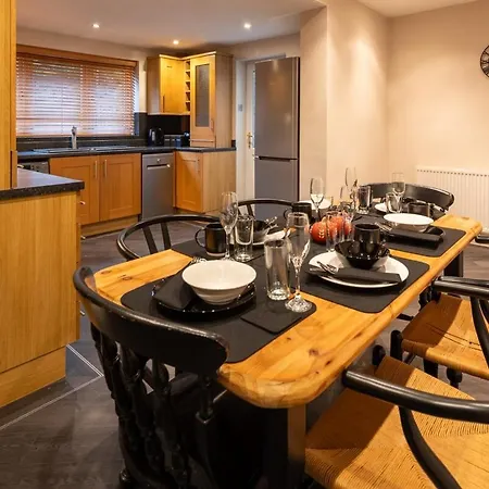 Nyaraló Modern 5-bedroom Home, Guests 7, Secure Parking And Fast Wi-fi, Ideal For Families & Contractors *