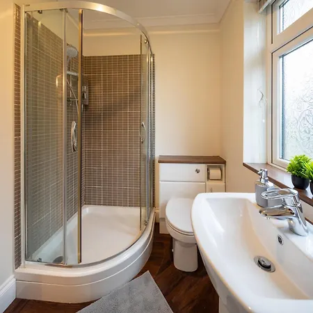 Nyaraló Modern 5-bedroom Home, Guests 7, Secure Parking And Fast Wi-fi, Ideal For Families & Contractors Bristol